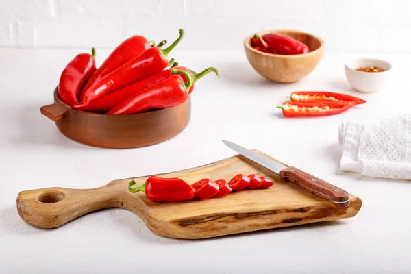 Pimienta Roja Sobre Fondo Blanco Pimienta Picada Tabla Cortar Madera — Foto de Stock