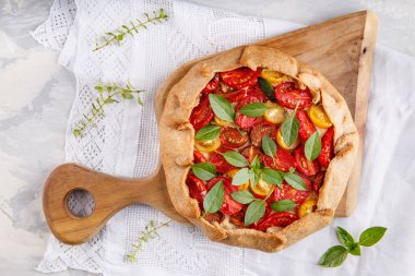 Domates salatası ya da sebzeli turta. Yemek zamanı. Üst görünüm.