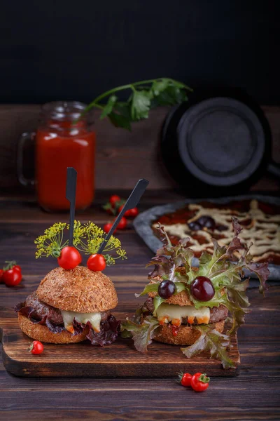 Dos Monstruos Hamburguesas Caseras Para Celebración Halloween Mesa Madera Oscura — Foto de Stock