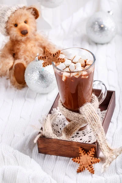 Šálek Horké Čokolády Marshmallow Perníkovými Sušenkami Roztomilým Medvídkem Bílé Pletené — Stock fotografie