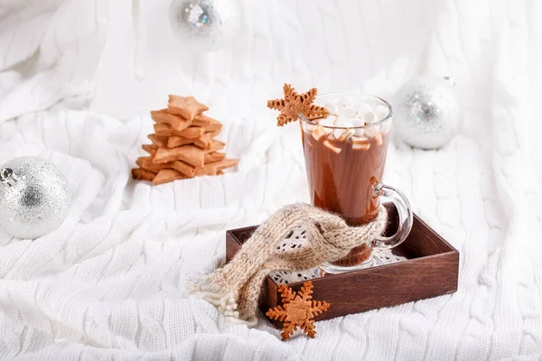 一杯热巧克力与棉花糖和姜饼盘在白色针织毛毯 舒适的冬季氛围 圣诞快乐 新年快乐 — 图库照片