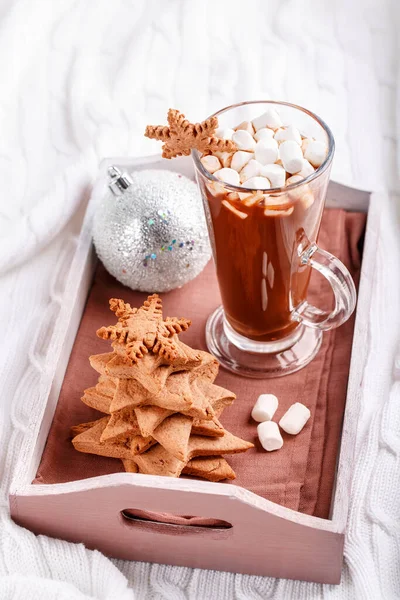 一杯热巧克力与棉花糖和姜饼盘在白色针织毛毯 舒适的冬季氛围 圣诞快乐 新年快乐 — 图库照片