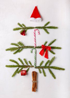 Beyaz arka planda köknar dallarından yapılmış Noel ağacı. Madalyalı ağaç. Düz yatıyordu. Üst Manzara. Mutlu yıllar ve Mutlu Noeller, tatil konsepti.