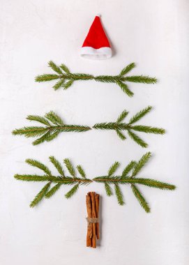 Beyaz arka planda köknar dallarından yapılmış Noel ağacı. Düz yatıyordu. Üst Manzara. Mutlu yıllar ve Mutlu Noeller, tatil konsepti.