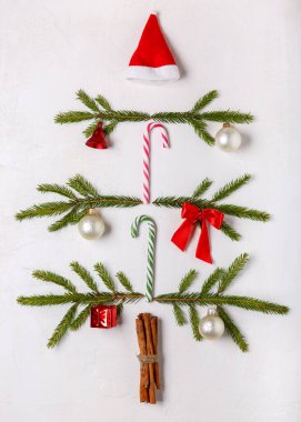 Beyaz arka planda köknar dallarından yapılmış Noel ağacı. Madalyalı ağaç. Düz yatıyordu. Üst Manzara. Mutlu yıllar ve Mutlu Noeller, tatil konsepti.