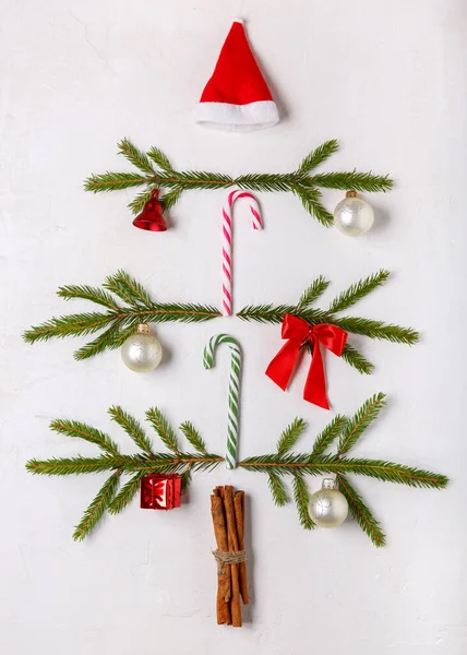 Beyaz arka planda köknar dallarından yapılmış Noel ağacı. Madalyalı ağaç. Düz yatıyordu. Üst Manzara. Mutlu yıllar ve Mutlu Noeller, tatil konsepti.