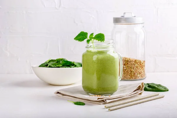 Bebida Batido Verde Jarro Vidro Branco Cocktail Misturado Com Espinafre — Fotografia de Stock