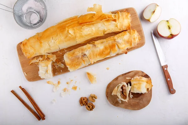 Apple Strudel White Table Homemade Pie Apples Walnuts Cinnamon Top — Stock Photo, Image