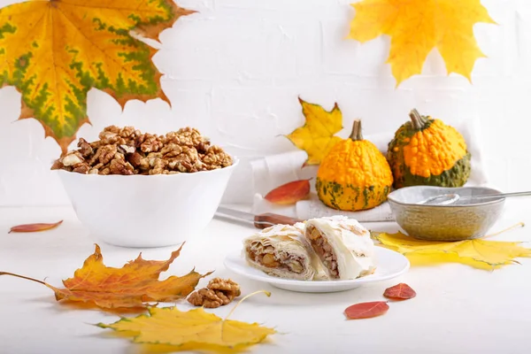 秋天的组成与核桃 美味的苹果支柱和五彩缤纷的秋天叶白色背景 复制空间 秋天的心情 秋天的概念 — 图库照片
