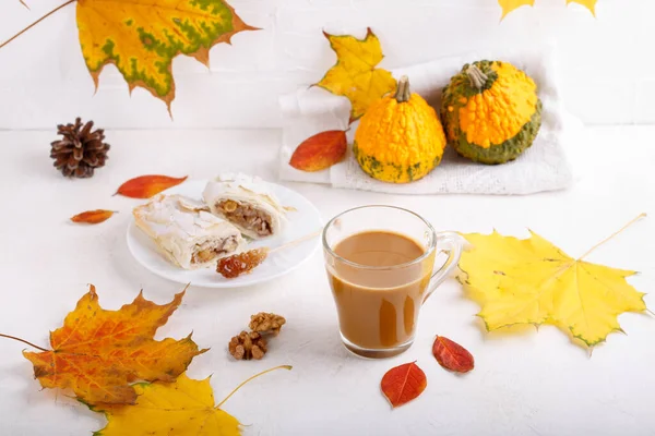 Composición Otoñal Con Taza Bebida Caliente Delicioso Strudel Manzana Hojas — Foto de Stock