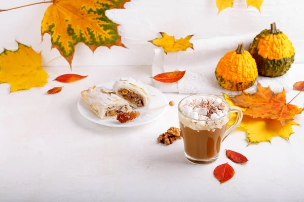 秋天的作文配上一杯热饮 美味的苹果棒和色彩斑斓的秋天树叶 复制空间 秋天的心情 秋天的概念 — 图库照片