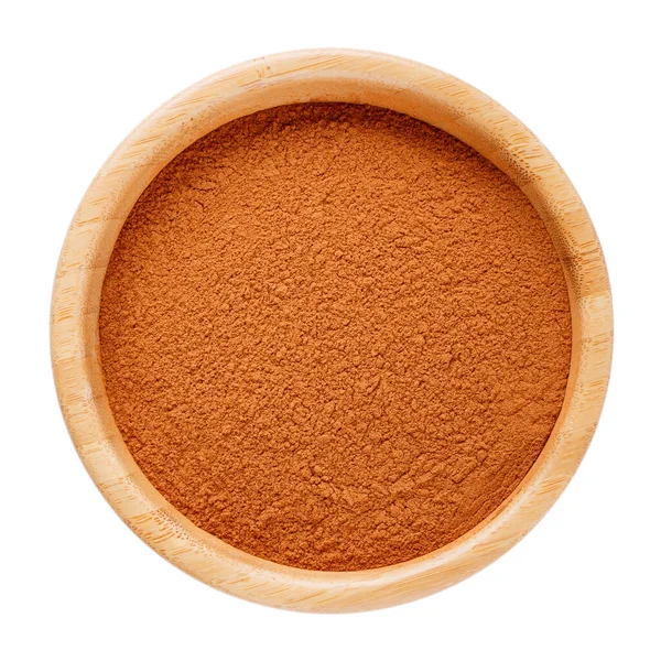 Tahta kasedeki tarçın beyazı izole etmiş. Üst görünüm.