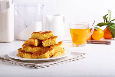 Ev yapımı turunçgil keki. Beyaz masada turuncu bisküvi.