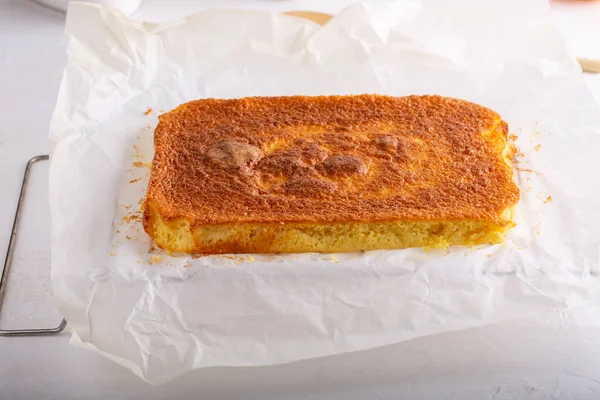 Bolo Esponja Cítrica Caseiro Biscoito Laranja Mesa Branca — Fotografia de Stock