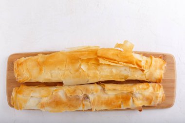 Elmalı turta beyaz masada. Elmalı, cevizli ve tarçınlı ev yapımı turta. Üst Manzara. Boşluğu kopyala.