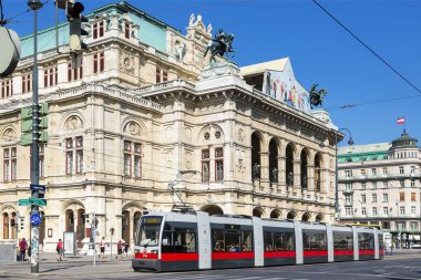 Avusturya, Viyana, tramvayı geçen opera meydanı