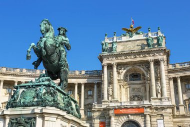 Hofburg kompleksindeki Heldenplatz 'daki Neue Burg binasının önündeki Prens Eugene heykeli