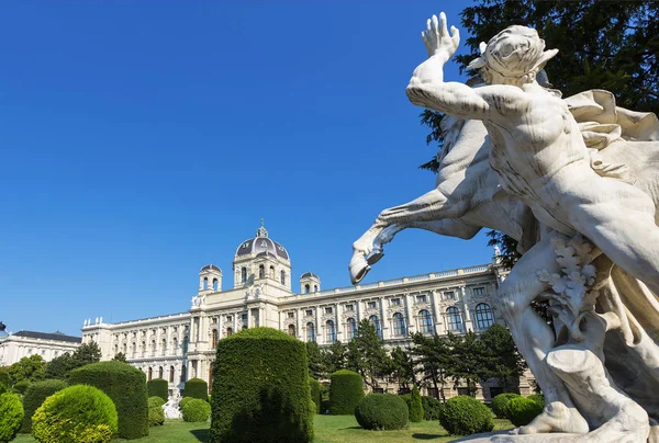 奥地利 维也纳 自然史博物馆 玛丽亚 特雷莎纪念碑和花园景观 — 图库照片