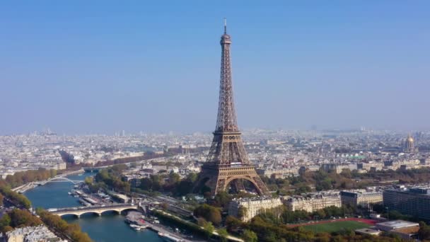 巴黎与埃菲尔铁塔的空中景观 — 图库视频影像