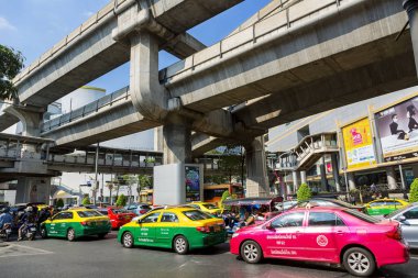 Siyam Meydanı yakınlarında trafik, Bts Skytrain yapısı