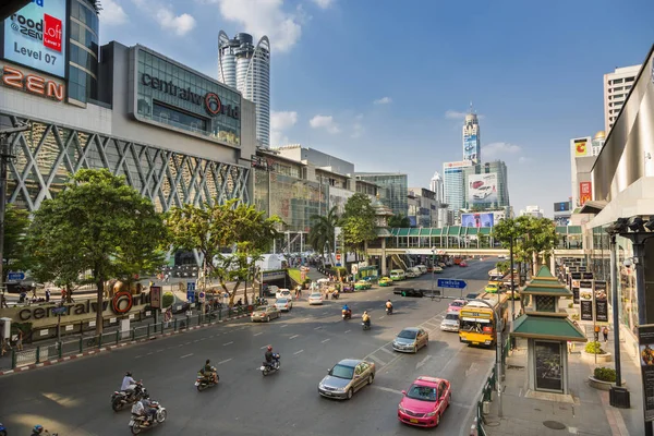 Verkeer op Th Rachadamri, Bangkok. Thailand — Stockfoto