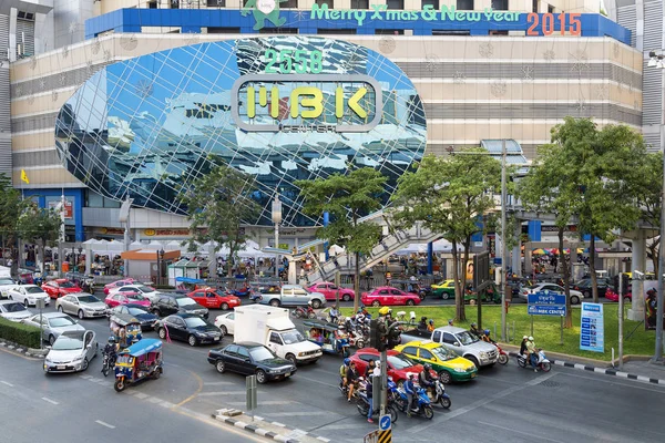Bangkok verkeer buiten Mbk Centre. — Stockfoto