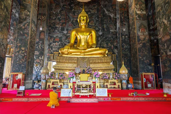 Phra Si Sakyamuni, Buddha-szobor Wat Suthat-ban. — Stock Fotó