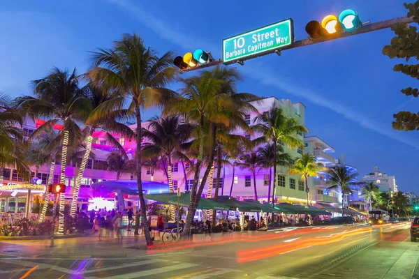 Miami, neonlichten op Ocean Drive.. — Stockfoto