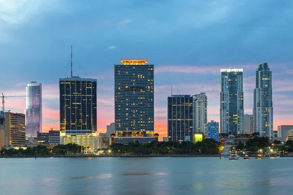 Miami Skyline in der Abenddämmerung — Stockfoto