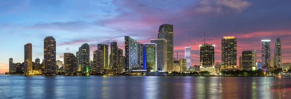 El horizonte de Miami al atardecer —  Fotos de Stock