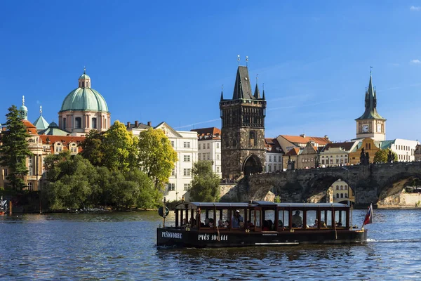 Praha, říční lodě na řece Vlatavě — Stock fotografie