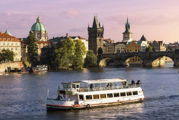 Прага, річкові човни на річці Влатава. — стокове фото