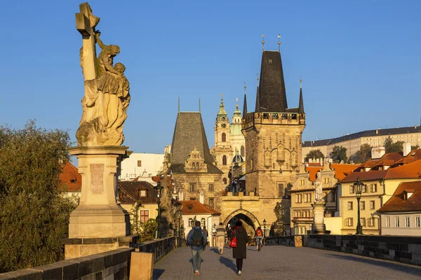 Praha, Karlův most a věže Starého Města — Stock fotografie