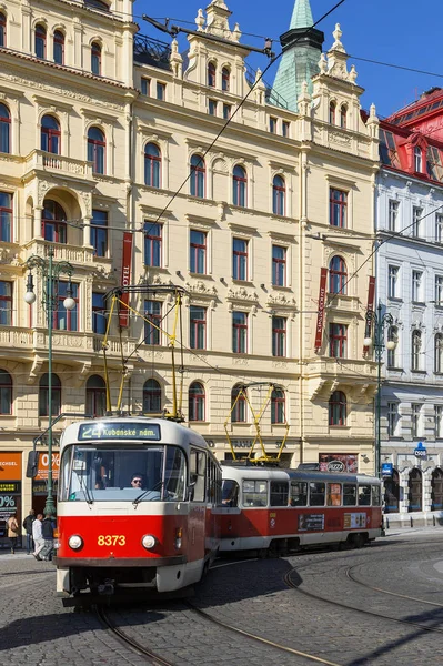 Πράγα, Street car and old style πολυκατοικία — Φωτογραφία Αρχείου