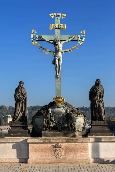 プラハ、カレル橋の十字架 — ストック写真
