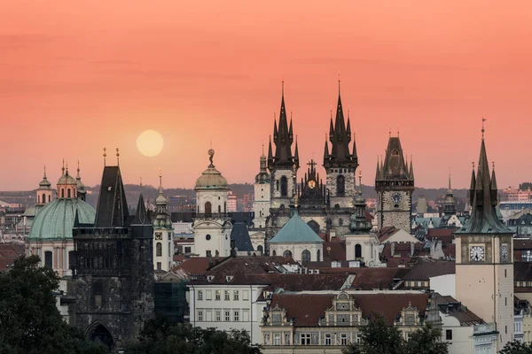 Pražské panorama při východu slunce — Stock fotografie