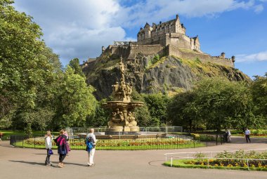 Edinburgh Şatosu ve Ross Çeşmesi