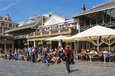 Zaman nehri ve Londra köprüsü gün batımında