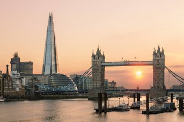 Londra, Kule Köprüsü ve Çömlek Londra Köprüsü gün batımında