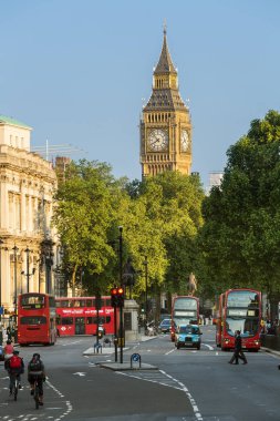Londra, trafik ve arka planda Big Ben.