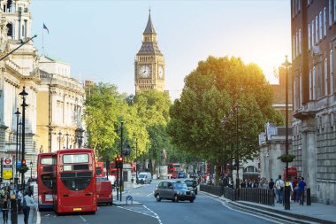 Londra, trafik ve arka planda Big Ben.
