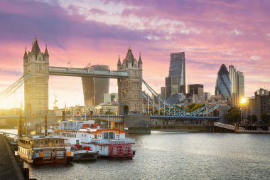 Londra finans bölgesine ve tower bridge