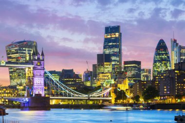 Tower Bridge ve Thames Nehri güzel bir dusk-saat görünümü 