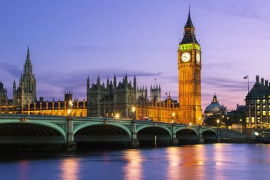 Londra, parlamento binası ve Dusk 'taki Westminster Köprüsü.