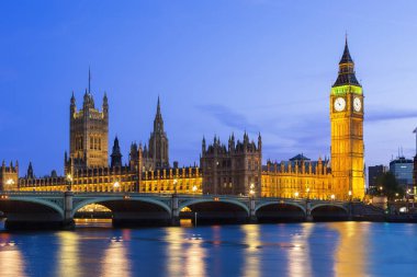 Londra, parlamento binası ve Dusk 'taki Westminster Köprüsü.