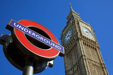 Londra, Big Ben saat kulesi ve metro tabelası