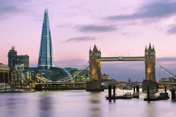 Londýn, Tower Bridge a Shard London Bridge při západu slunce — Stock fotografie