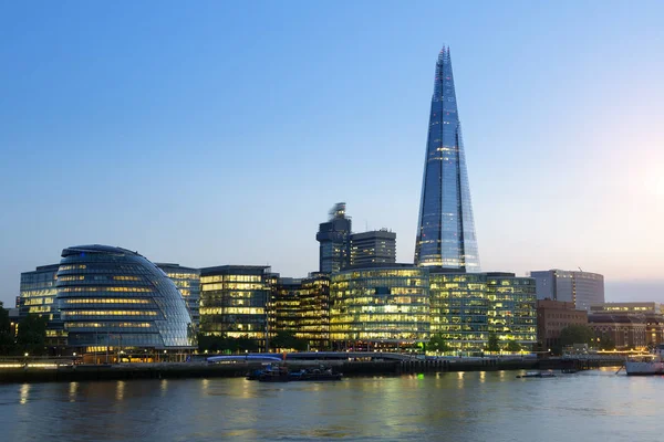 London City Hall and the Shard à noite — Fotografia de Stock