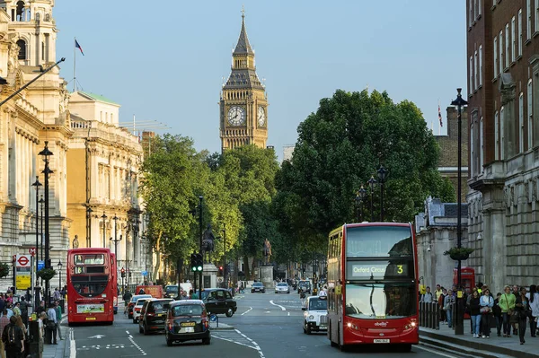 Londres, Tráfico con Big Ben en segundo plano — Foto de Stock