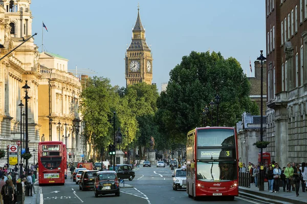 Londra, trafik ve arka planda Big Ben.